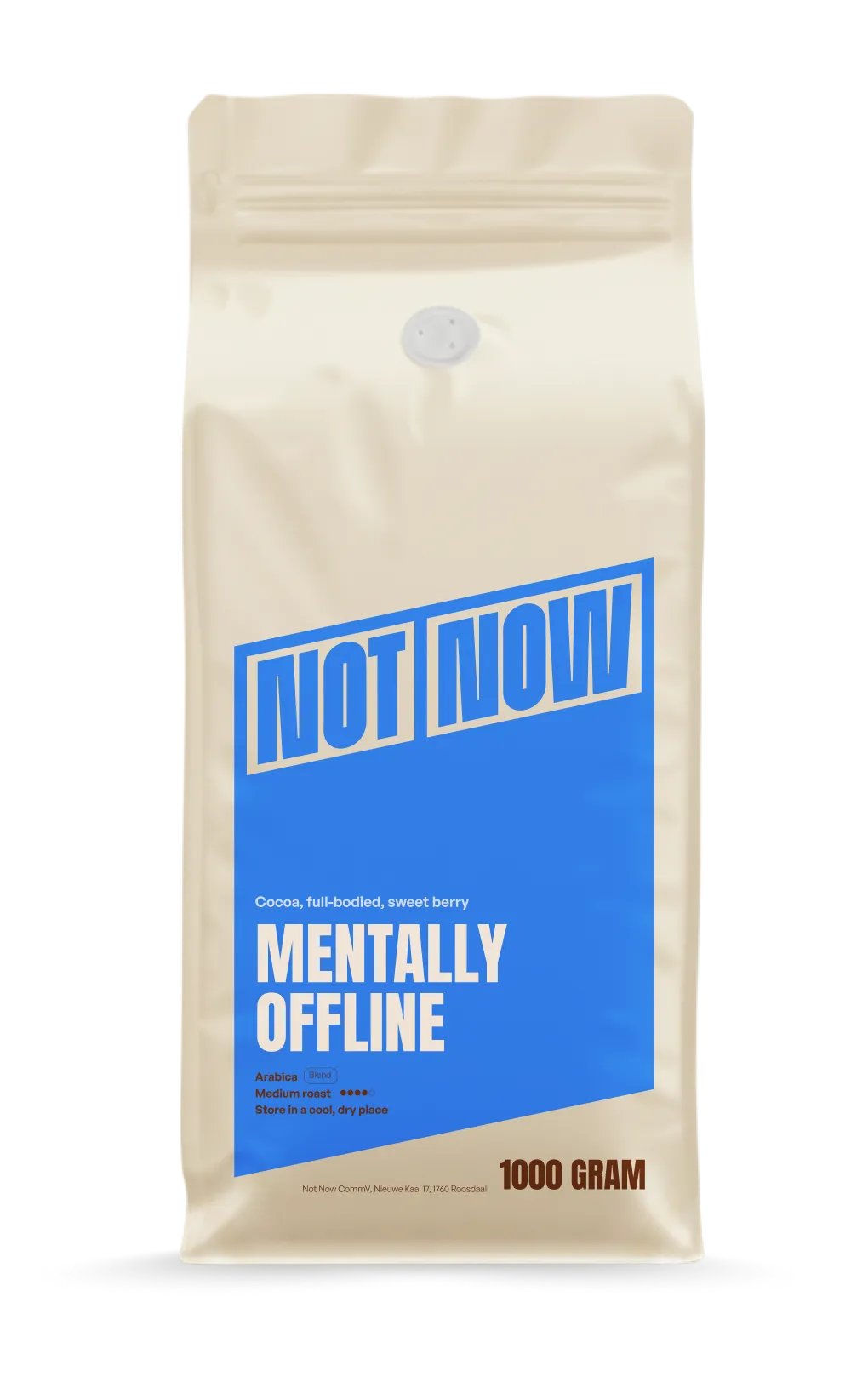 Zwarte achtergrond met een matte beige koffiezak met blauw etiket, "NOT NOW" en koffieomschrijving.