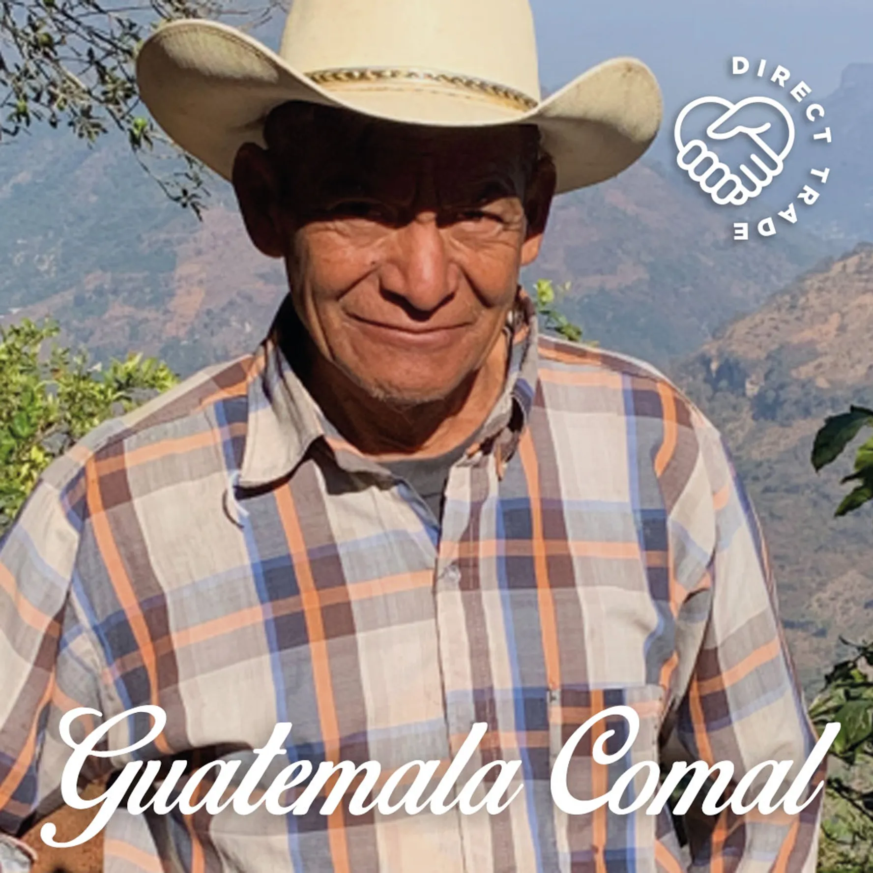 Glimlachende man met cowboyhoed voor een groen, bergachtig landschap; tekst: “Guatemala Comal” en “DIRECT TRADE”.