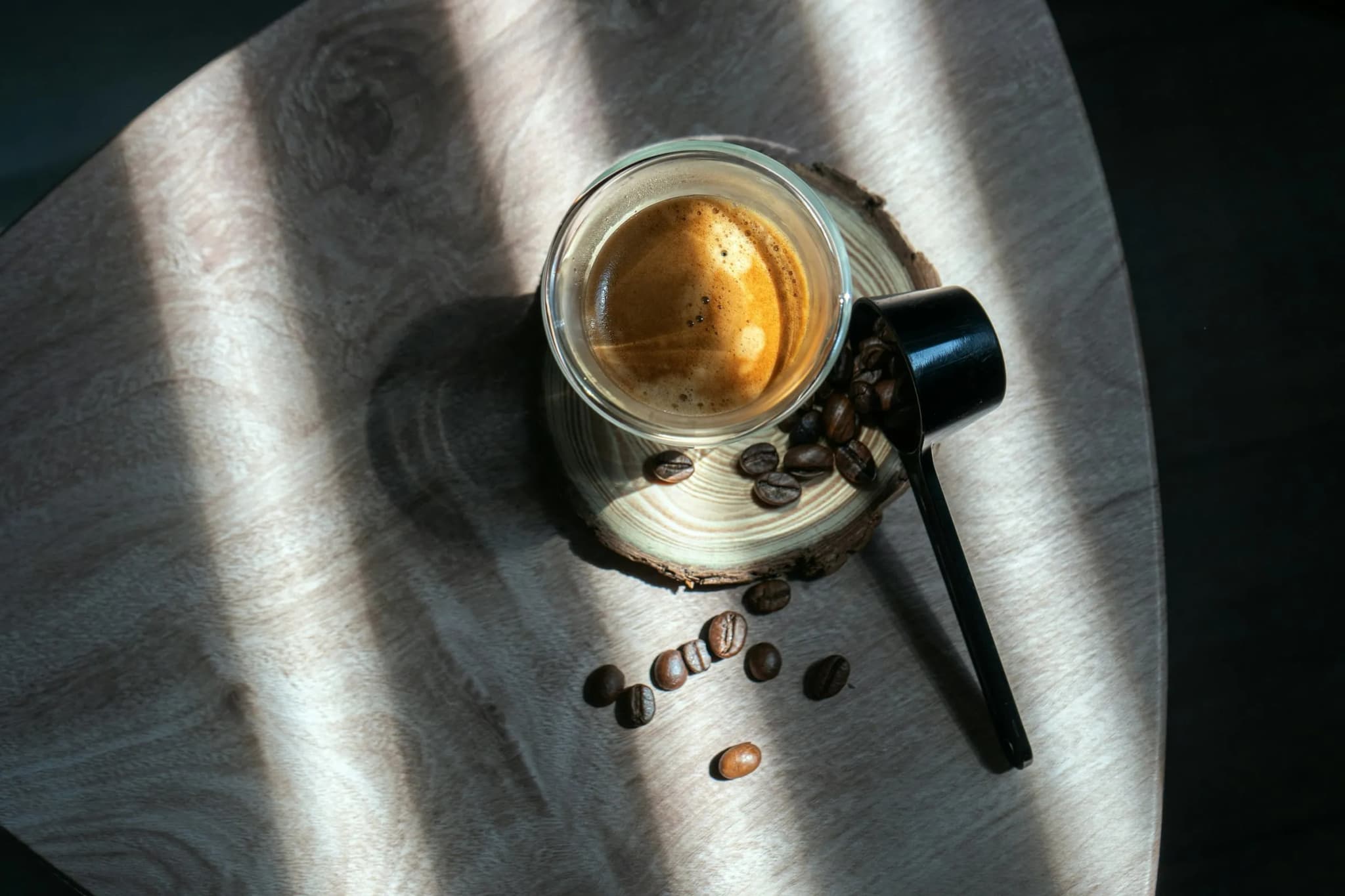 Waarom ruikt koffie beter dan het soms smaakt? De wetenschap achter aroma